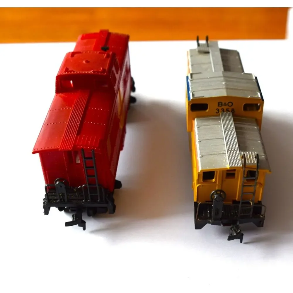 Lot of 2 HO Scale Caboose Cars Santa Fe ATSF 999523 Chessie B&O 3358 Vintage